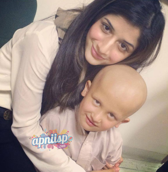 Mawra Hocane snapped with a cancer patient at charity event of Shaukat Khanum Memorial Cancer Hospital. - 1393513345-mawra-sk