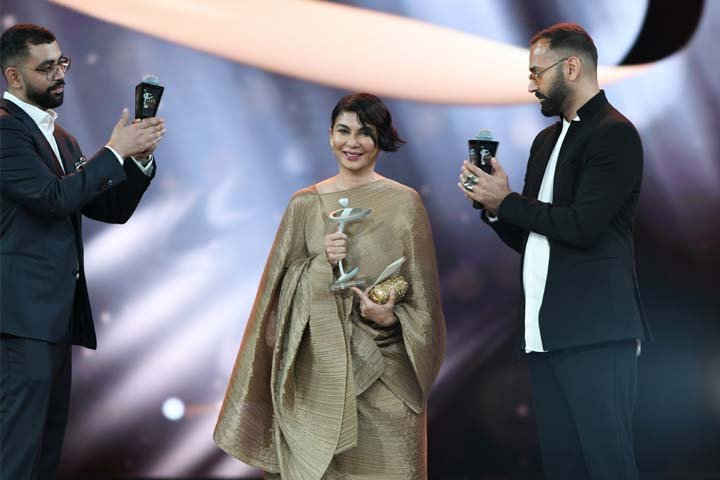 Nabila receiving award at Lux Style Awards 2019